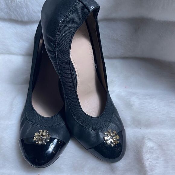 Tory Burch Caroline leather black wedge slipon shoes gold tone logo acce… - Picture 3 of 10